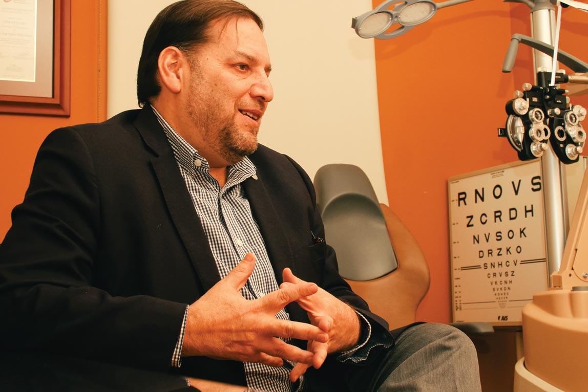 Dr. Jorge Valdez, oftalmólogo de Monterrey, en entrevista para infoofta en su consultorio