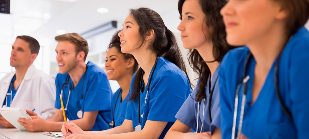 Especialidad médica, doctores jóvenes en clase
