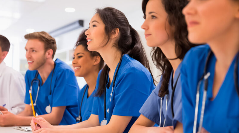 Especialidad médica, doctores jóvenes en clase