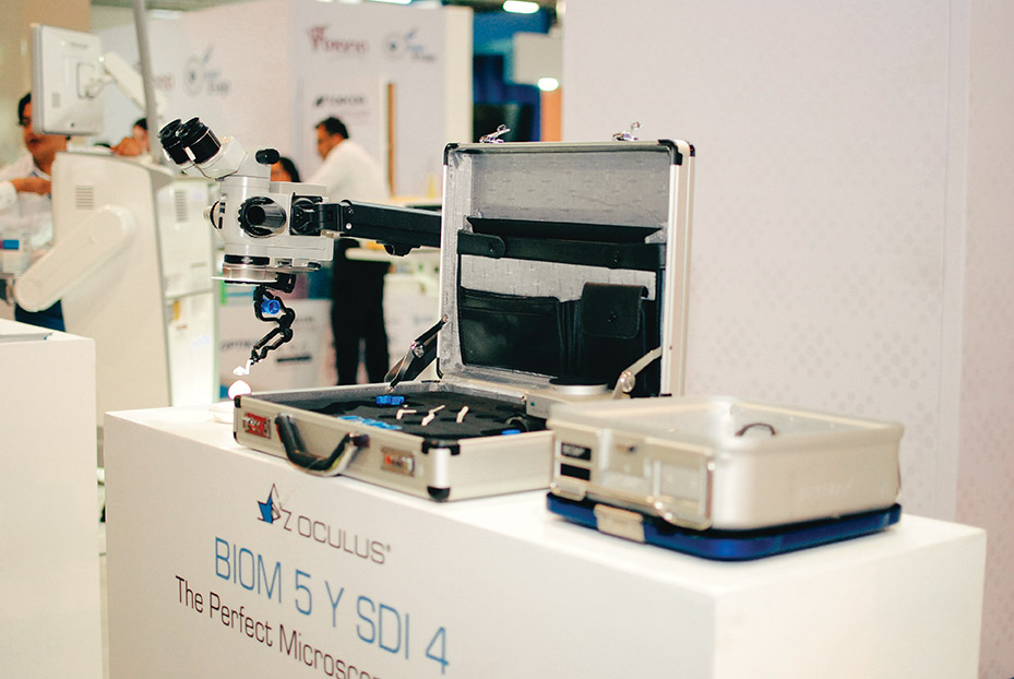 Exposición de equipo médico durante congreso mexicano de oftalmología