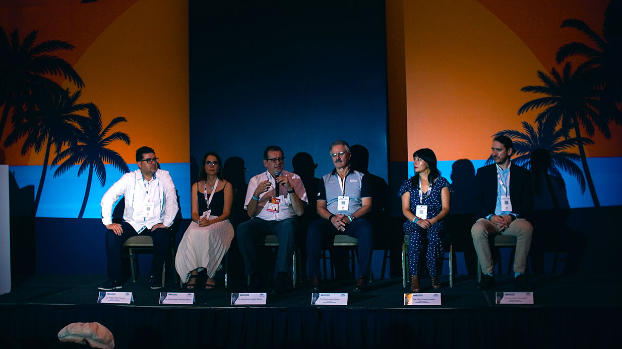 grupo de oftalmólogos durante panel en congreso mexicano de oftalmología