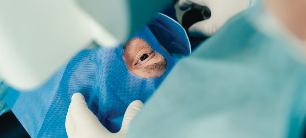 Paciente recibiendo cirugía laser zeiss pressbyond en el ojo para corrección de presbecia