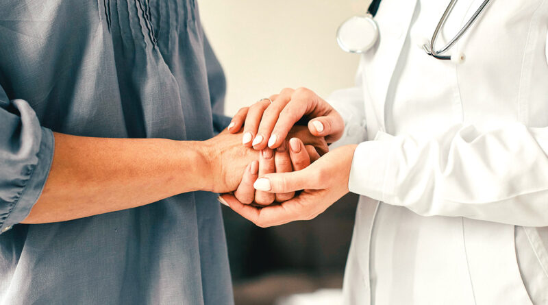 Doctora sujetando las manos de una paciente medicina integral y holística