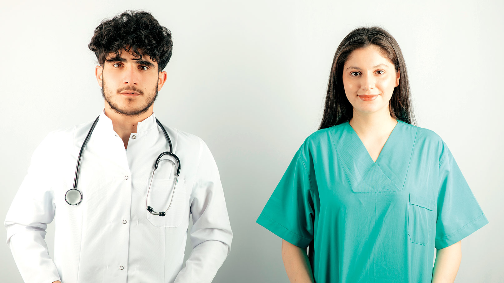 Jovenes doctores sonriendo y viendo a la cámara