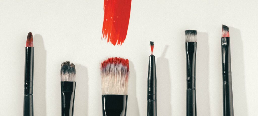 brochas para aplicar cosméticos alineadas horizontalmente sobre fondo blanco