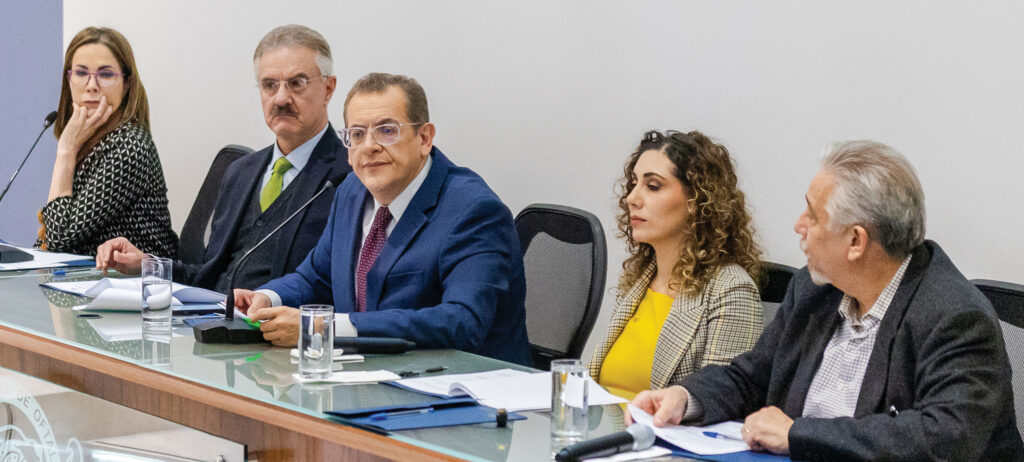 Miembros de la Sociedad Mexicana de Oftalmología (SMO) reunidos en asamblea extraordinaria en la Ciudad de México.