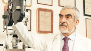 Dr. Federico Graue Wiechers observando equipo médico en consultorio durante entrevista