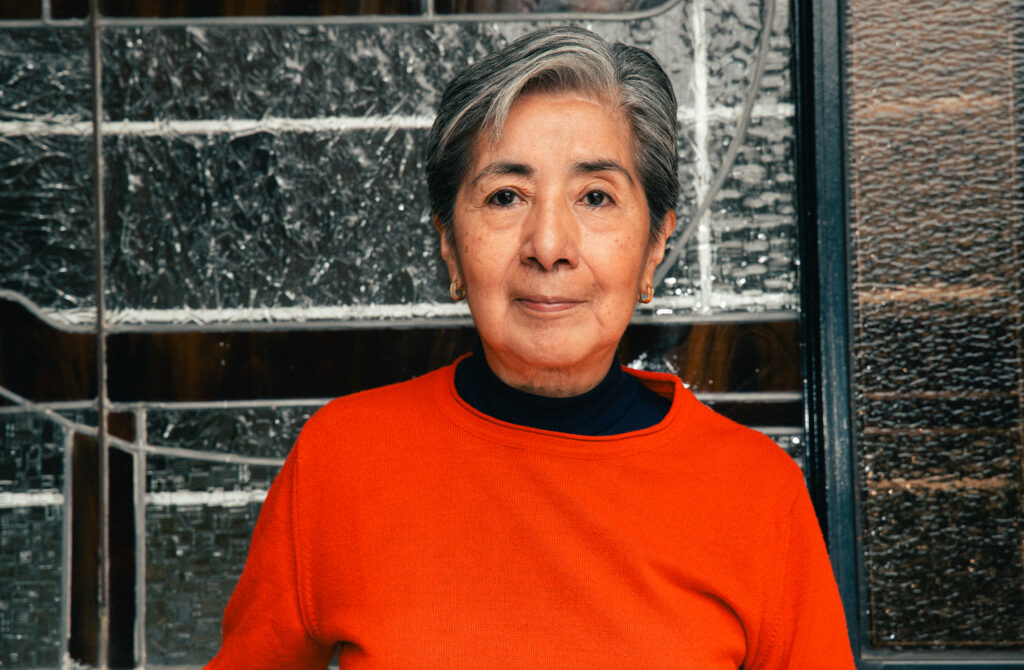 Dra. Lourdes Arellanes García, médico oftalmólogo, viendo a la cámara durante entrevista para revista Infoofta