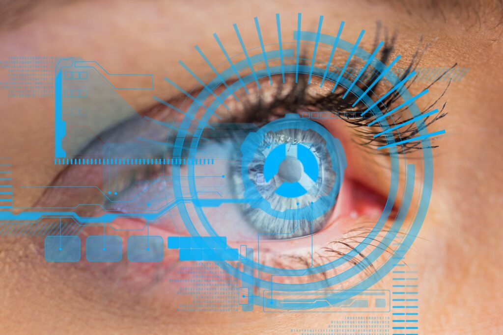 Primer plano de un ojo humano con gráficos digitales superpuestos que representan tecnología avanzada e inteligencia artificial en oftalmología.