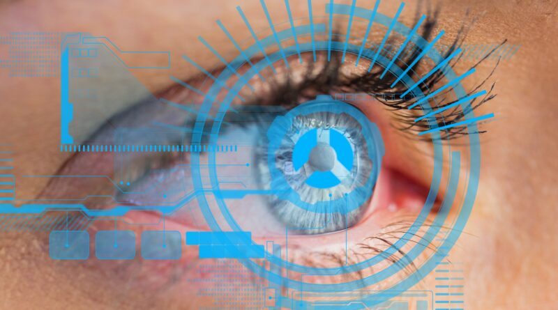 Primer plano de un ojo humano con gráficos digitales superpuestos que representan tecnología avanzada e inteligencia artificial en oftalmología.