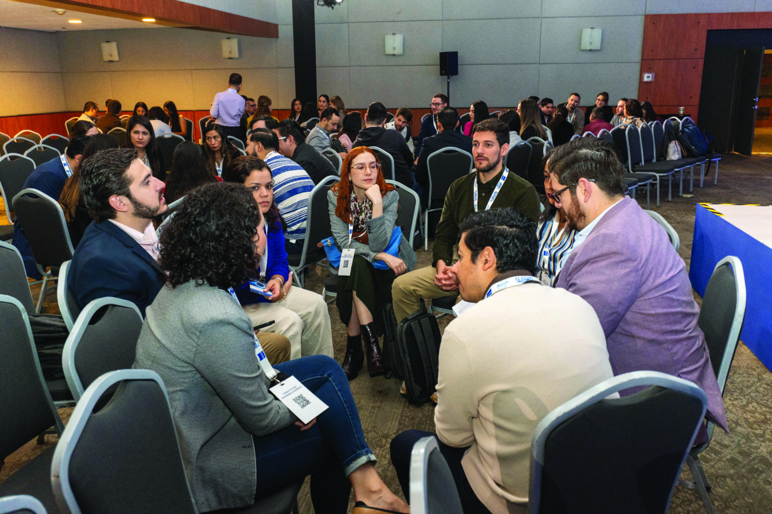Doctoras y doctores especialistas en oftalmología, sentados en círculo durante mesa redonda, como parte de las actividades del evento oftafellow 2023