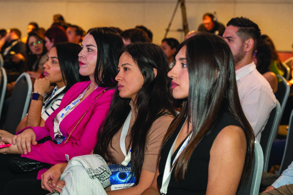 Doctoras especialistas en oftalmología, sentadas en el área de público durante el evento oftafellow 2023. Se les observa escuchando detenidamente.