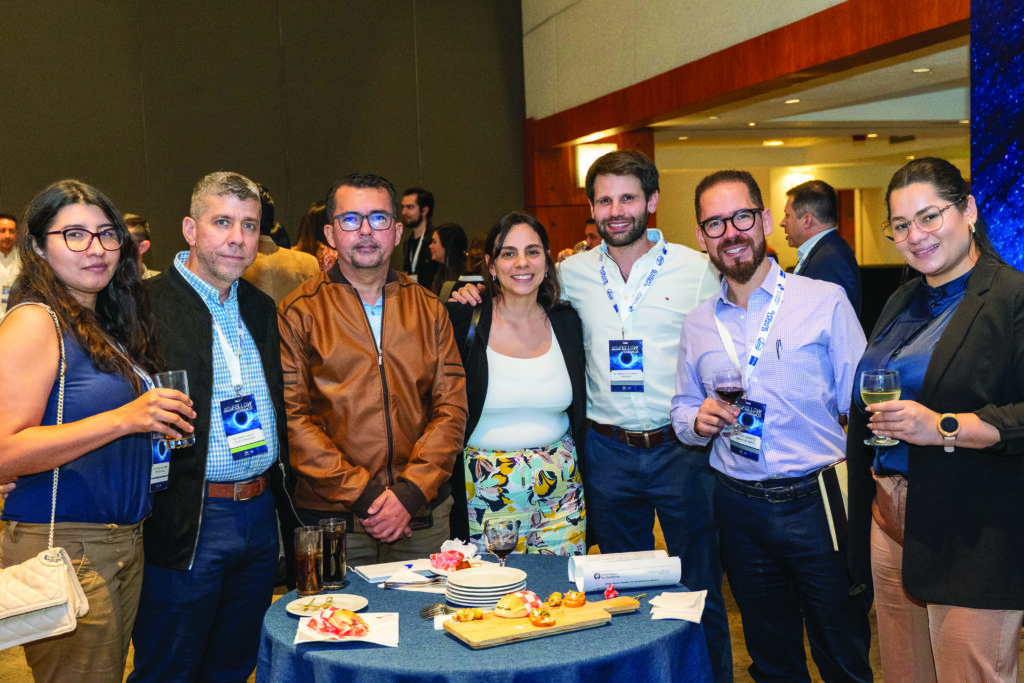 Profesores y profesoras de la especialidad de oftalmología, posando ante la cámara durante convivencia en el evento Oftafellow 2023