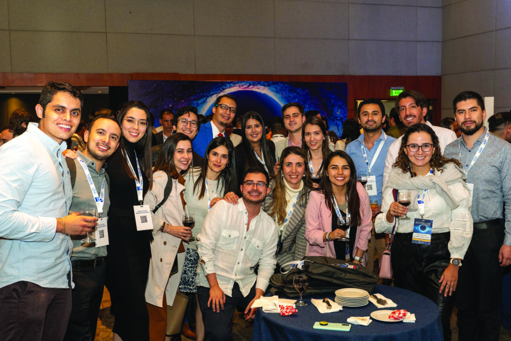 Doctores y doctoras de oftalmología posando para la cámara durante el evento de profesionales de la oftalmología: Oftafellow 2023