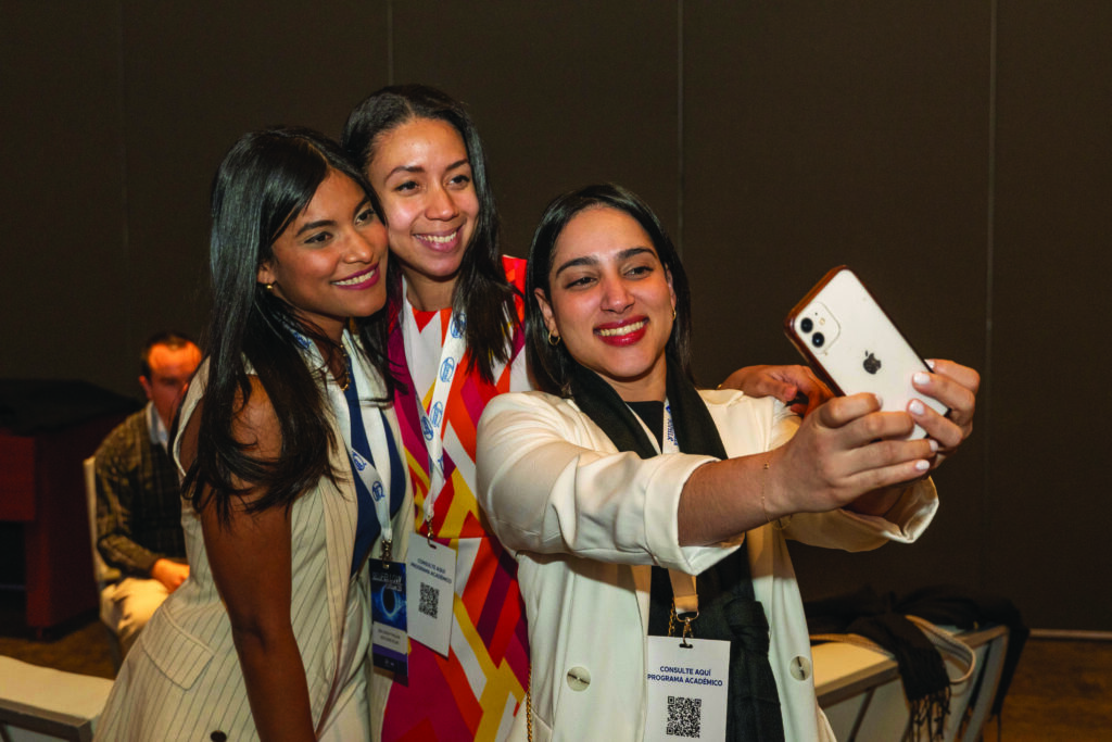 Tres jóvenes doctoras oftalmólogas posando sonrientes mientras se toman una selfie en el evento oftafellow 2023