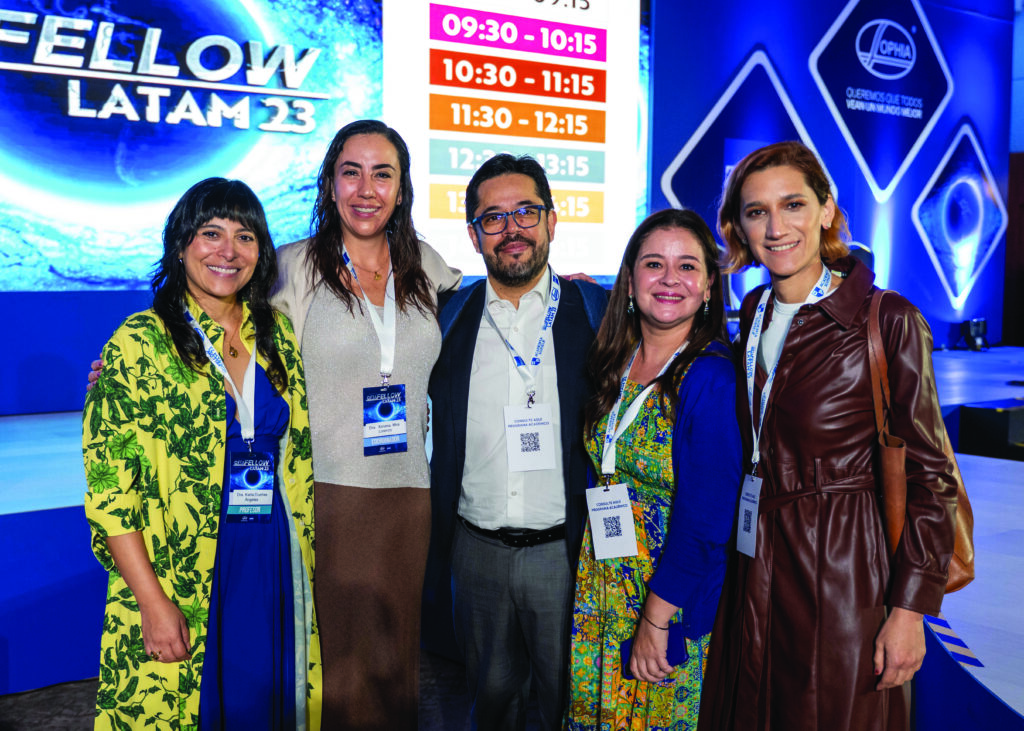 Profesoras y profesor de diversas especialidades, posando frente al escenario principal del evento de especialidad de oftalmología Oftafellow 2023