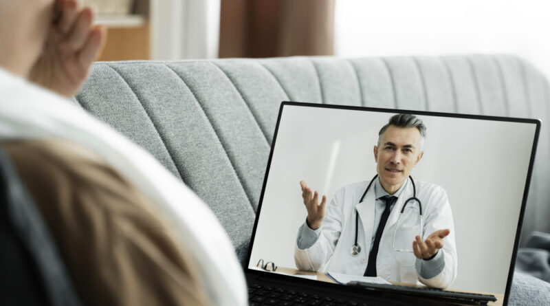 Medico dando teleconsulta a un paciente enfermo
