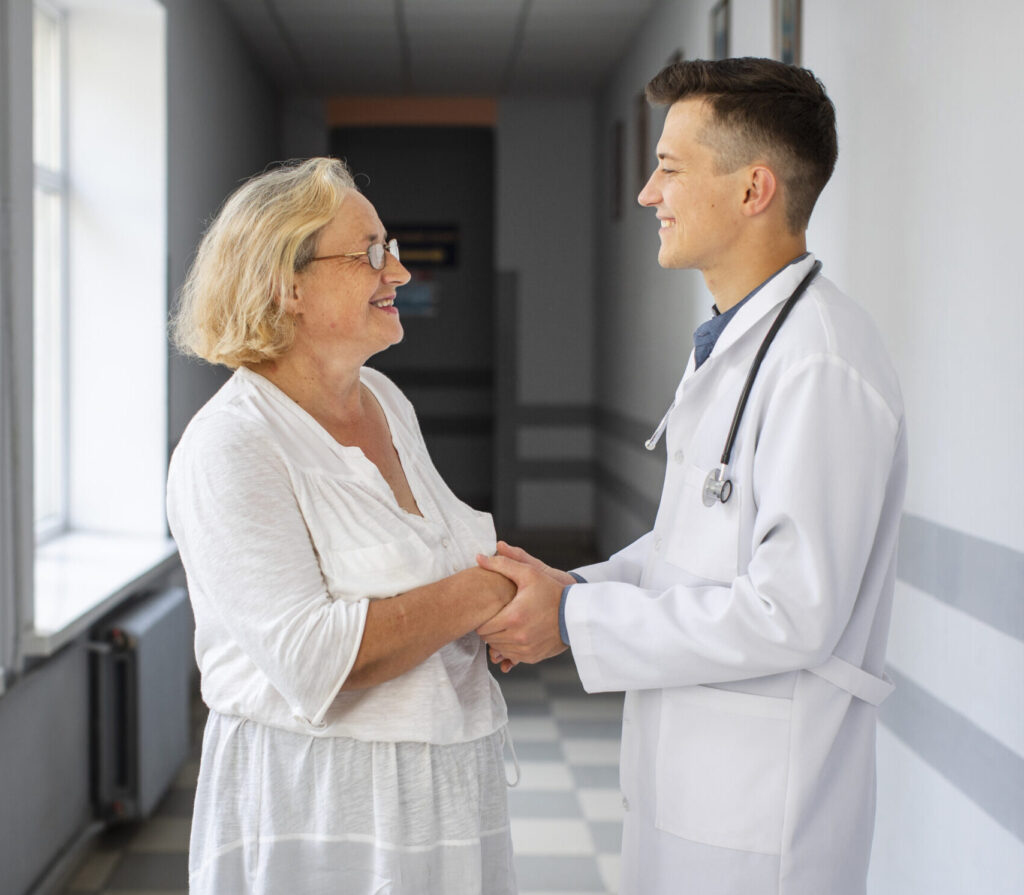 Vista lateral de doctor sosteniendo manos de una paciente