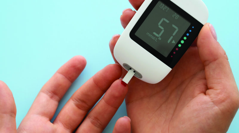 Persona diabética midiendo sus niveles de glucosa