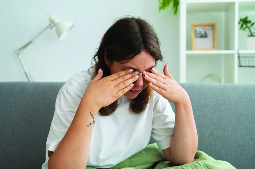 Mujer que sufre de ojo seco por alergias